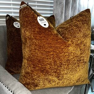 1-NWT CALLISTO HOME RUST COLOR  TEXTURE VELVET DECORATIVE THROW PILLOW